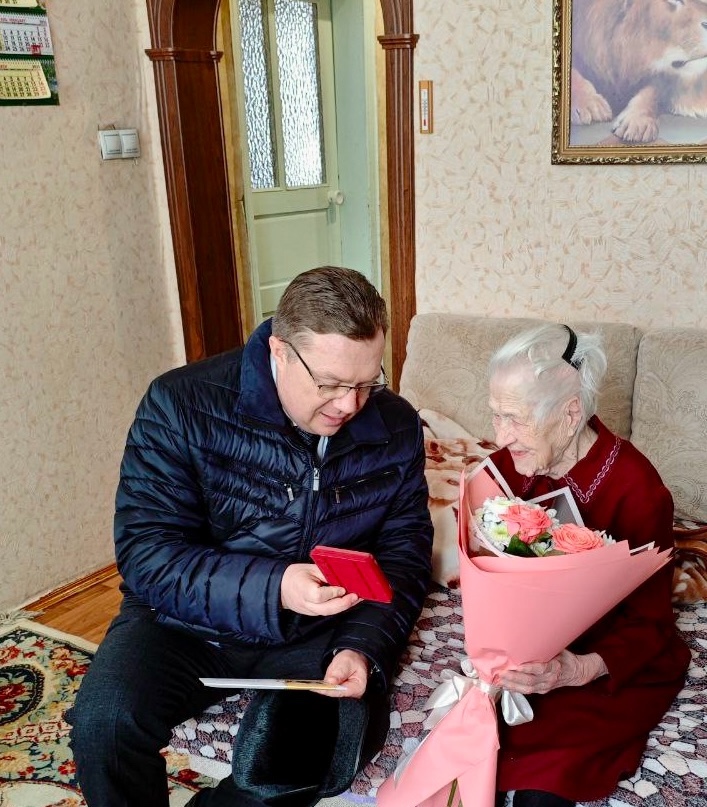 Вручение  юбилейных медалей к 80-летию Великой Победы.
